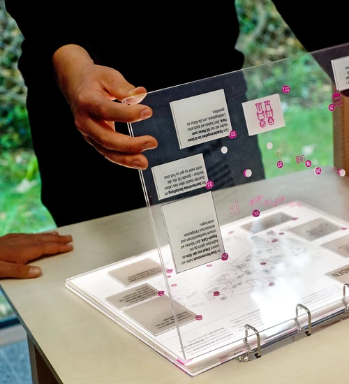 H&auml;nde an einer Infotafel in der Ausstellung Gr&uuml;n Stadt Grau.