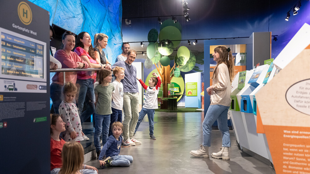 Besuchendengruppe mit Besucherbetreuung bei F&uuml;hrung in der Innenausstellung.