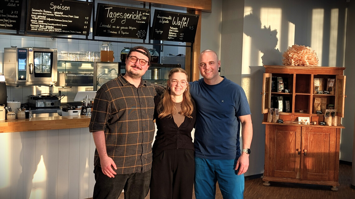 Das Team des Bistro Tjorven vor der Selbstbedienungstheke.