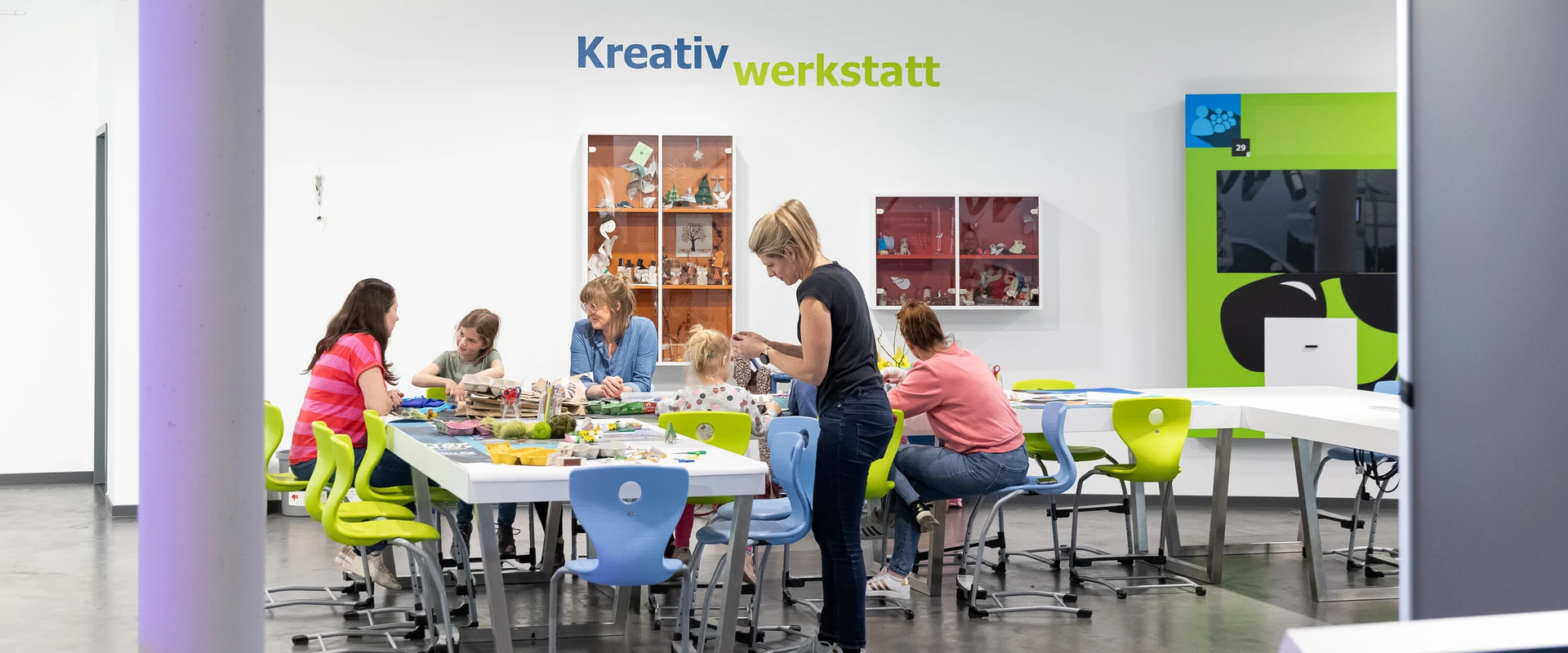 M&uuml;tter und Kids beim Basteln in der Kreativwerkstatt.