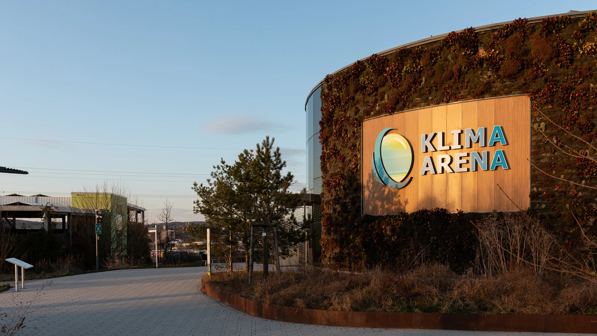 Au&szlig;enansicht der Klima Arena im Abendlicht