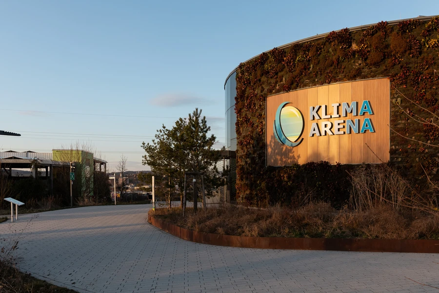Au&szlig;enansicht der Klima Arena im Abendlicht