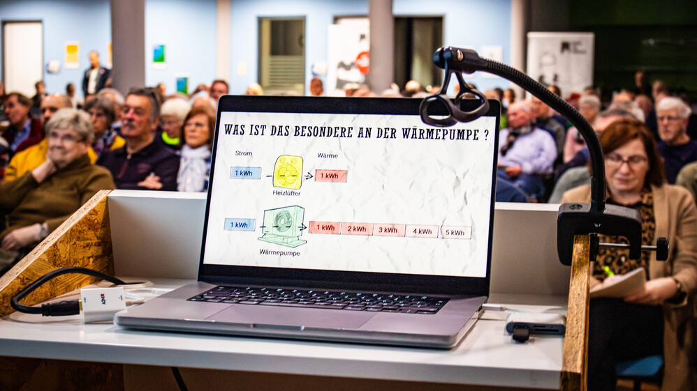 Blick auf den Pr&auml;sentationslaptop beim Klima Forum in der Klima Arena