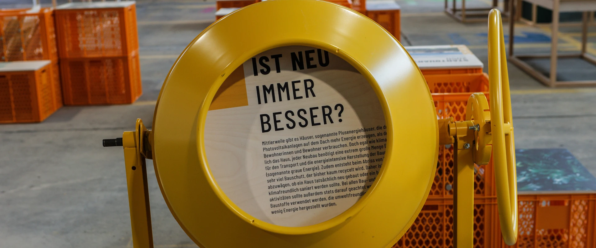 Ausstellungsst&uuml;ck Betonmischer mit Infotafel zu nachhaltigem Bauen.