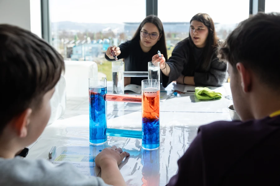 Sch&uuml;ler bei einer Workshop Station