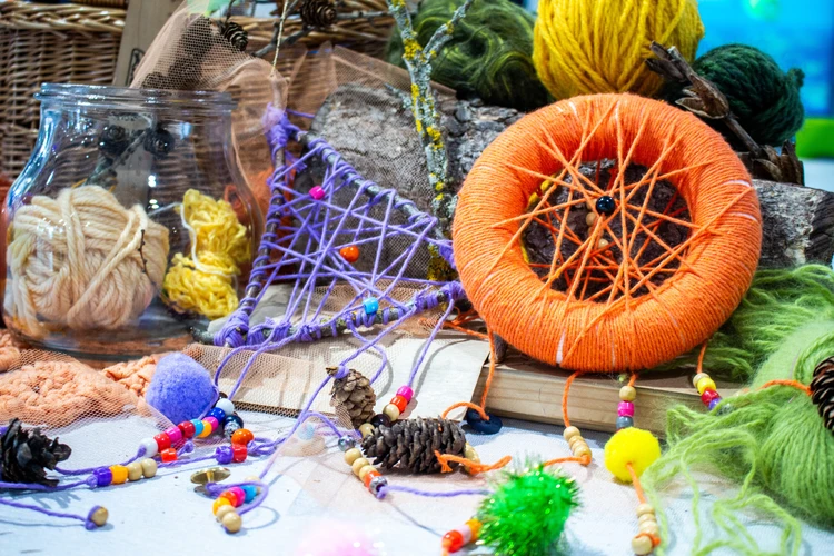 Bunte Traumf&auml;nger aus Wolle und Perlen
