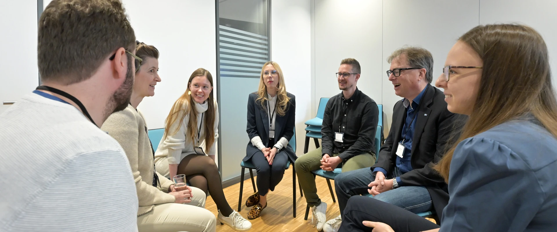 Eine Arbeitsgruppe in einem Workshop in der Klima Arena lacht miteinander
